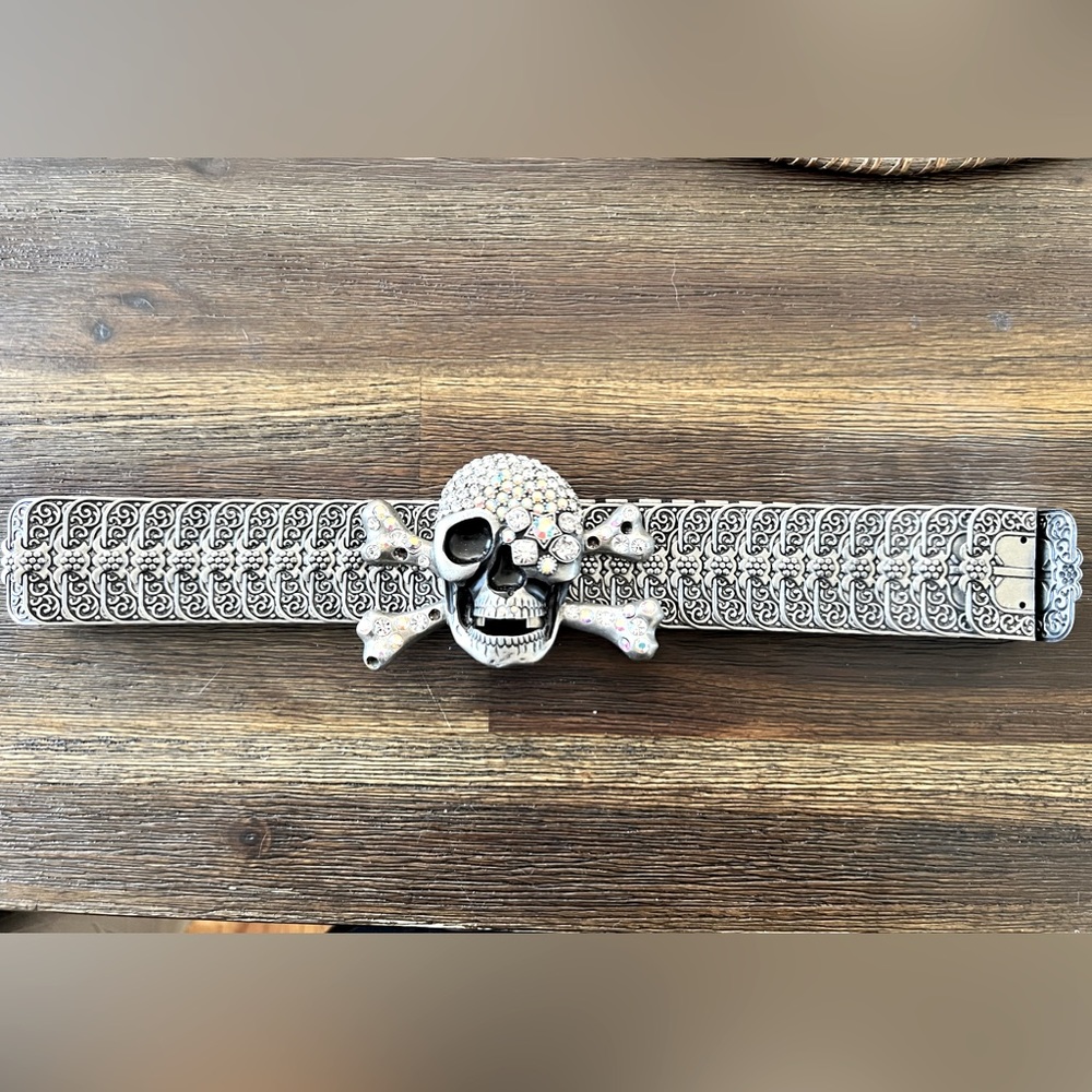 Stretchable metal & rhinestone skull belt.